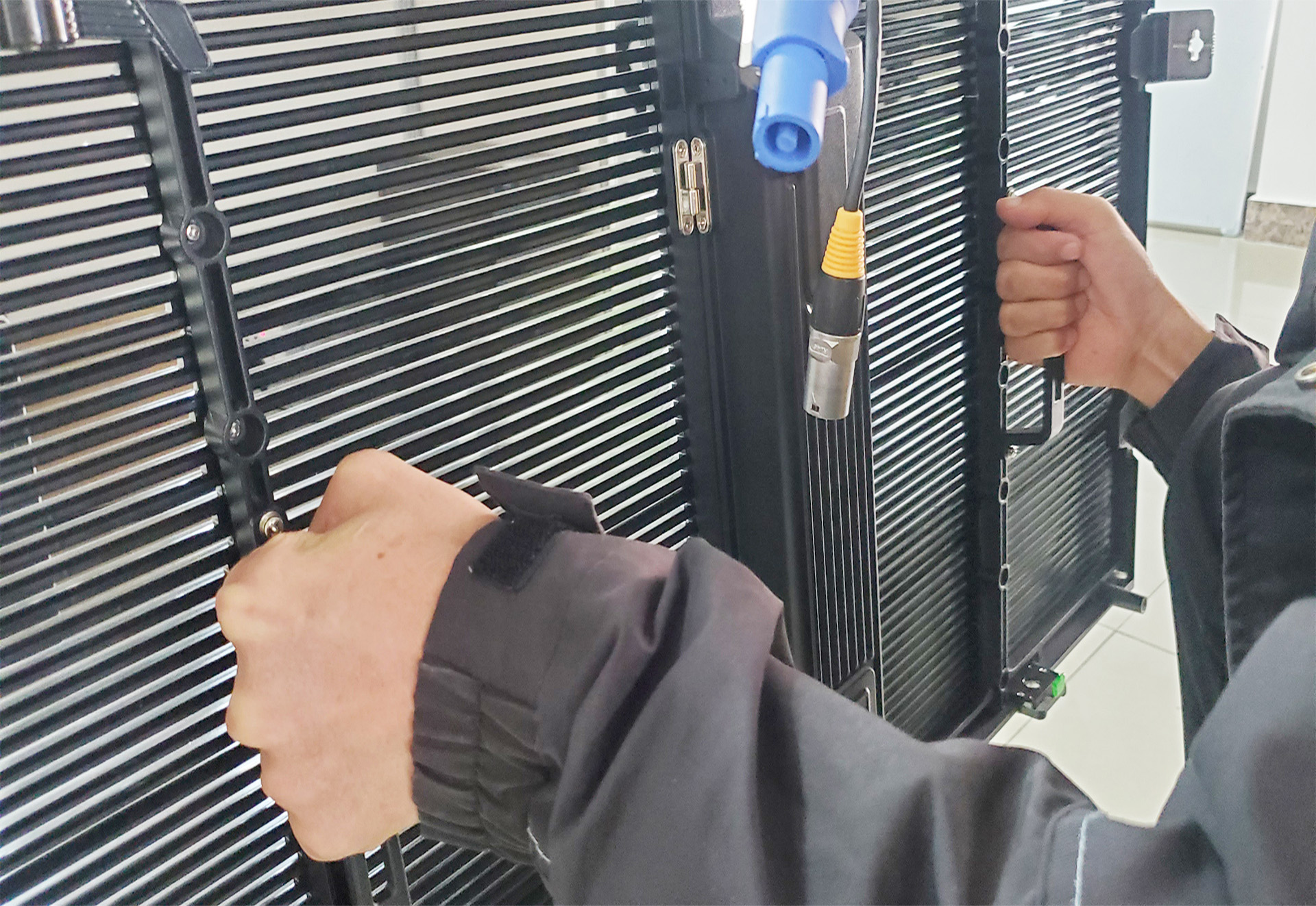 LED户外防水透明屏