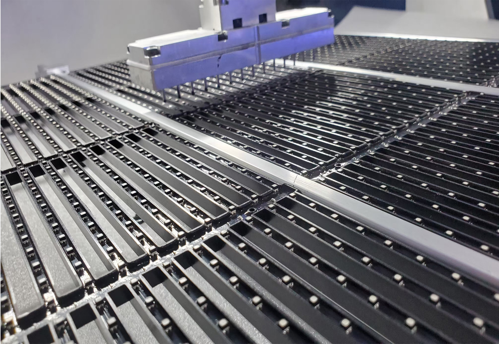 LED户外防水透明屏