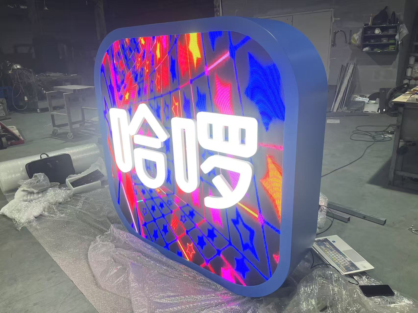 亚格光电定制LED显示屏案例：上海哈啰顺风车总部前台LOGO屏