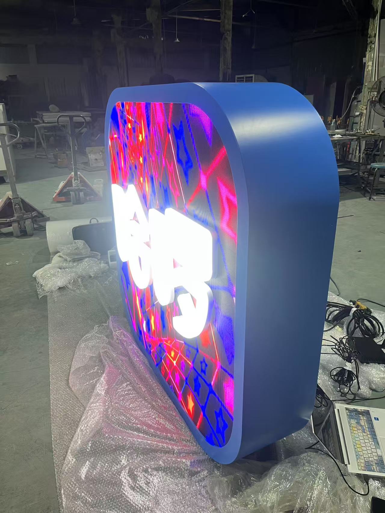 亚格光电定制LED显示屏案例：上海哈啰顺风车总部前台LOGO屏