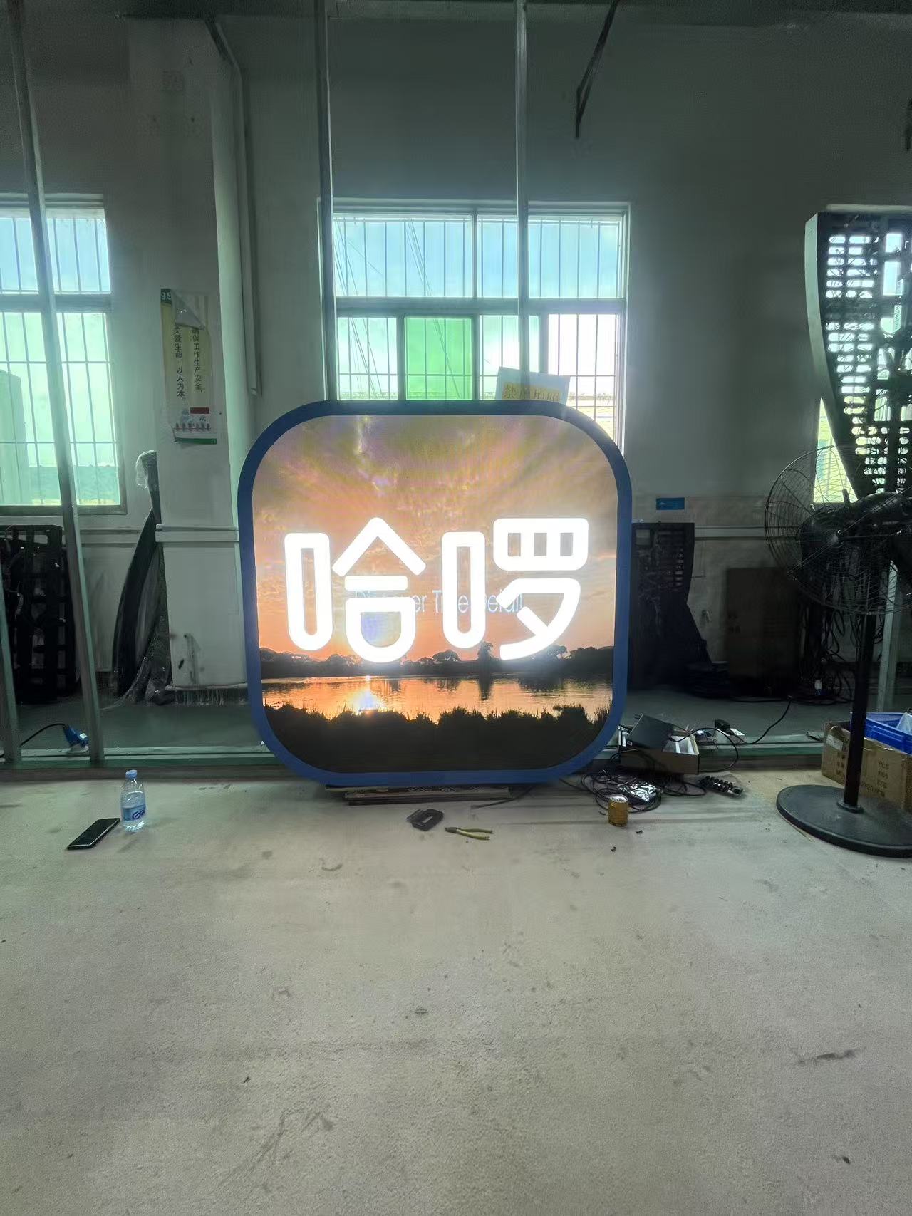 亚格光电定制LED显示屏案例：上海哈啰顺风车总部前台LOGO屏